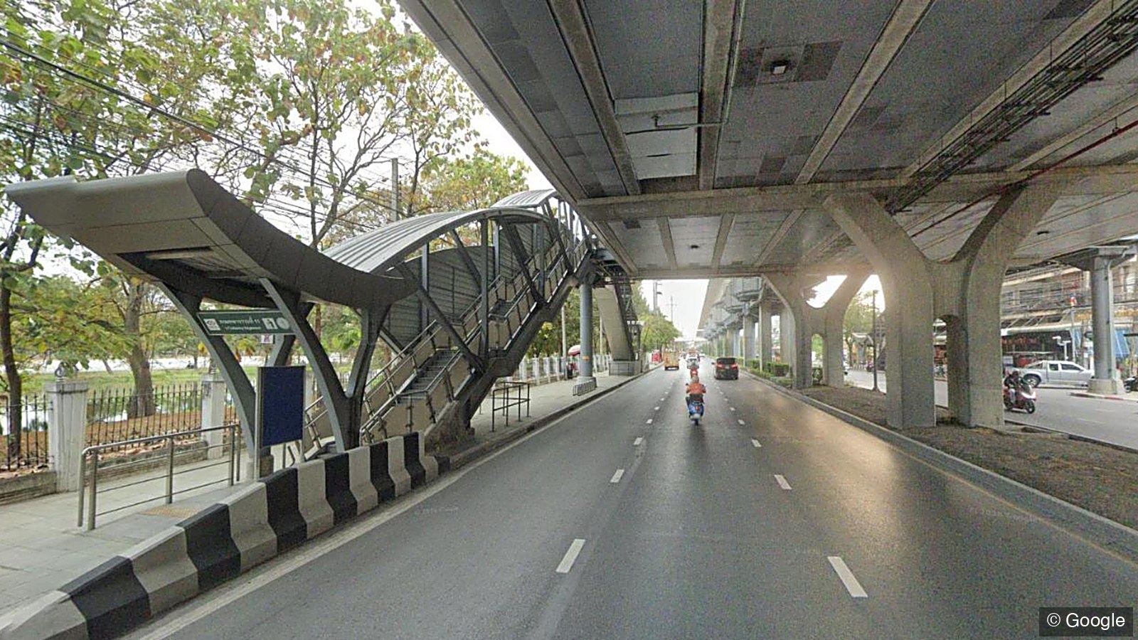 ทางขึ้นสถานีรถไฟฟ้า BTS กรมทหารราบที่ 11 ริมถนนพหลโยธิน